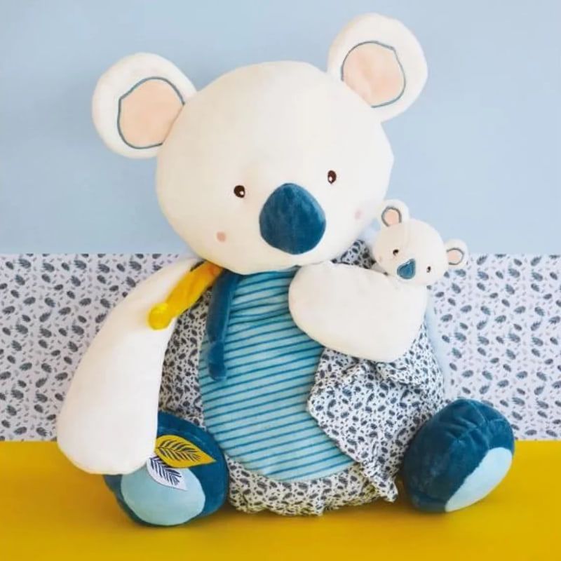 Луксозен бебешки органайзер за пижама Yoca the Koala Doudou – Премиум плюшена коала и торбичка за съхранение (40 см)