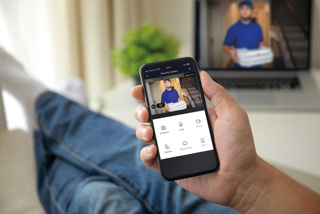 ОХРАНИТЕЛНА КАМЕРА С ЛЕД ПРОЖЕКТОР И СЕНЗОР SMART+WIFI 1800lm IP44 SMART LEDVANCE