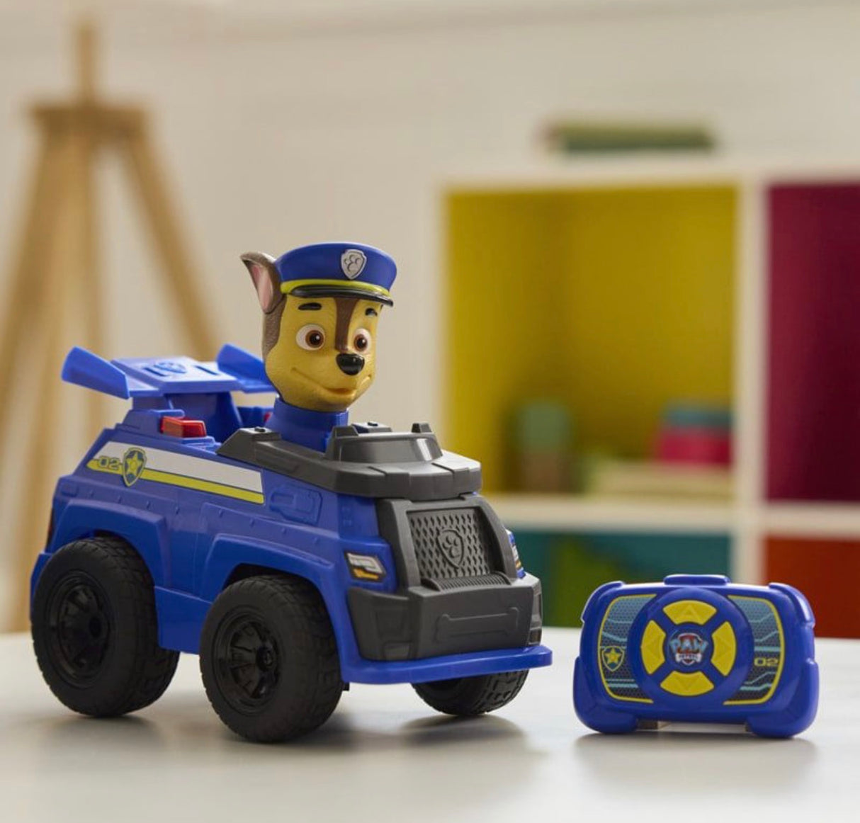 Кола с дистанционно Paw Patrol Chase RC Action Cruiser – Радиоуправляема полицейска патрулка с LED светлини и движеща се фигурка на Чейс, 25 см (3 години +)