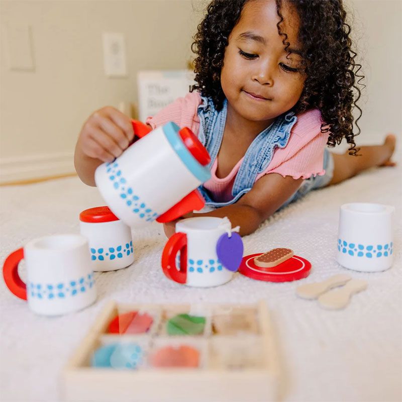 Детски дървен сервиз за чай Melissa & Doug – Премиум интерактивен игрален комплект с кутия за чай, аксесоари и карти за поръчки (3+ години)