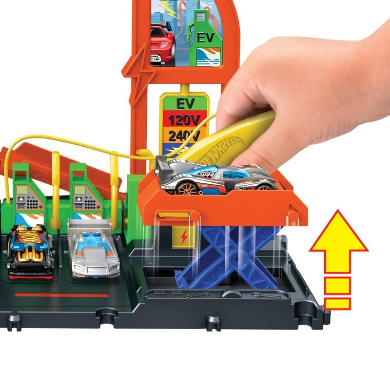Детски комплект Hot Wheels City: Downtown Fuel Stop – Бензиностанция със зарядни станции, 10 паркоместа и количка (4+ години)