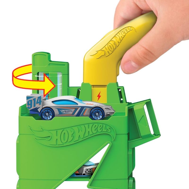 Детски комплект Hot Wheels City: Downtown Fuel Stop – Бензиностанция със зарядни станции, 10 паркоместа и количка (4+ години)