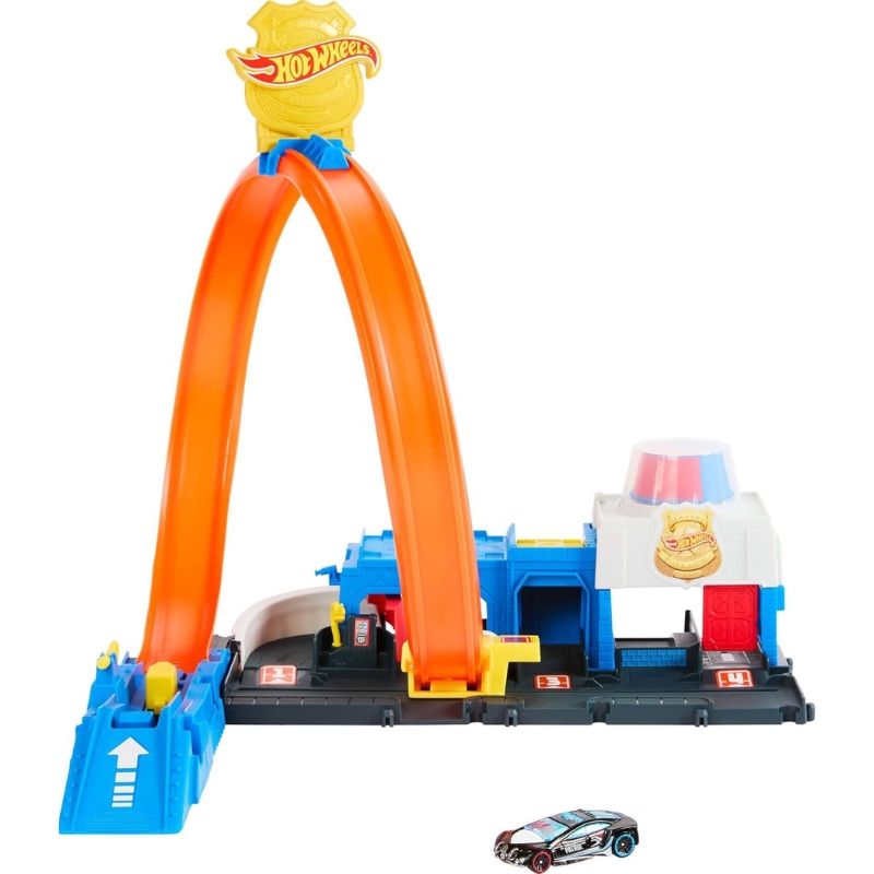 Детски комплект Hot Wheels City: Super Police Station – Интерактивен полицейски участък с 4 екшън маршрута, регулируема писта и полицейска количка (4+ години)