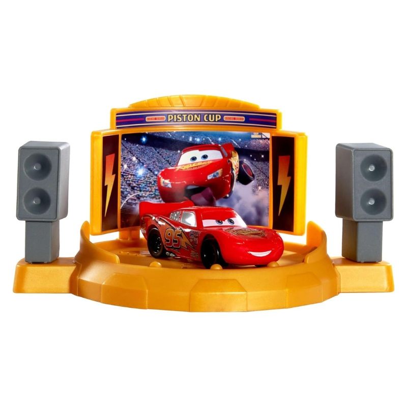 Детски игрален комплект Disney Pixar Cars: Състезание за Купата на Пистън – Интерактивна писта (60 см) с изстрелвачка, рампа и количка Светкавицата Маккуин (4+ години)
