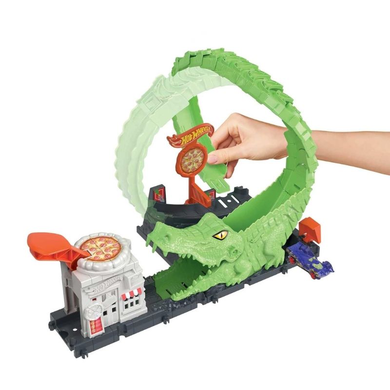 Детски комплект Hot Wheels City: Gator Loop Attack – Интерактивна писта с атака на алигатор, регулируема опашка, въртяща се пица и количка (4+ години)