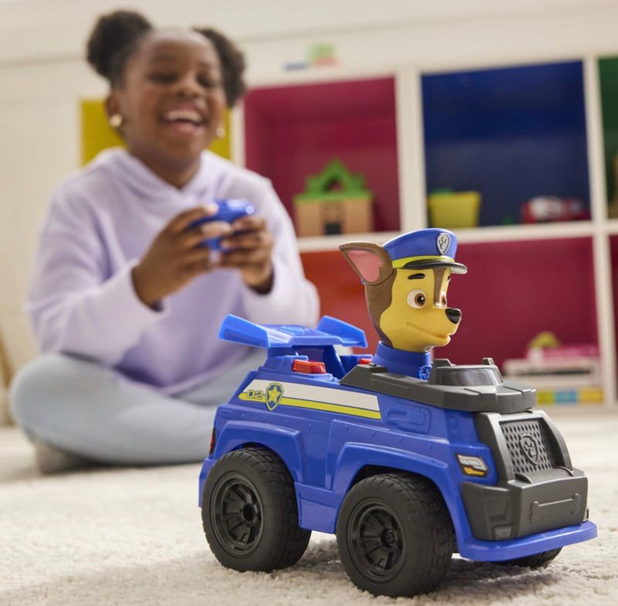 Кола с дистанционно Paw Patrol Chase RC Action Cruiser – Радиоуправляема полицейска патрулка с LED светлини и движеща се фигурка на Чейс, 25 см (3 години +)
