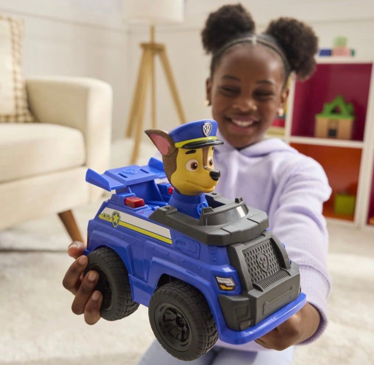 Кола с дистанционно Paw Patrol Chase RC Action Cruiser – Радиоуправляема полицейска патрулка с LED светлини и движеща се фигурка на Чейс, 25 см (3 години +)