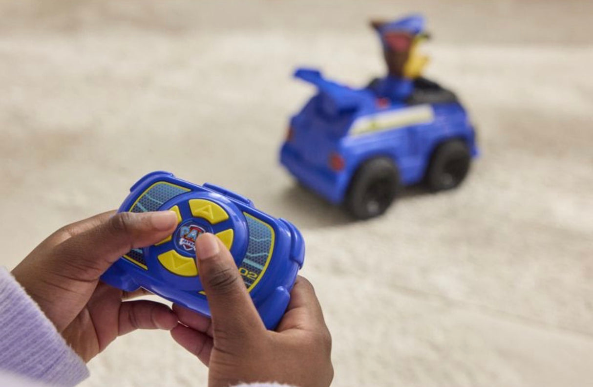 Кола с дистанционно Paw Patrol Chase RC Action Cruiser – Радиоуправляема полицейска патрулка с LED светлини и движеща се фигурка на Чейс, 25 см (3 години +)