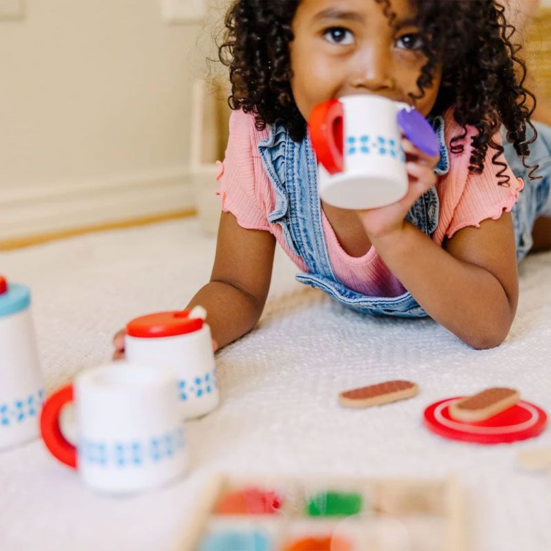 Детски дървен сервиз за чай Melissa & Doug – Премиум интерактивен игрален комплект с кутия за чай, аксесоари и карти за поръчки (3+ години)