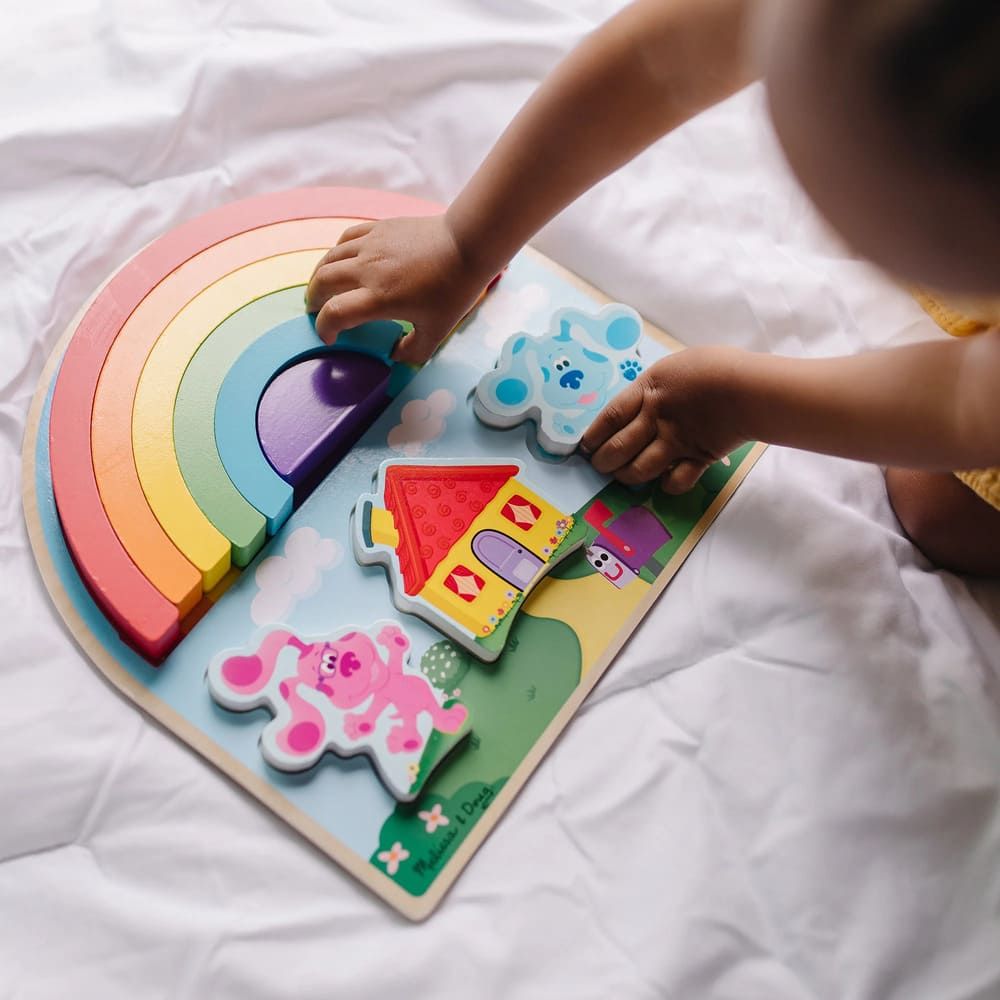 Детски дървен пъзел и сортер Zynora Blue’s Clues: Rainbow Stack – Премиум дъга за баланс и подреждане с 3 фигурки от дърво (18+ месеца)