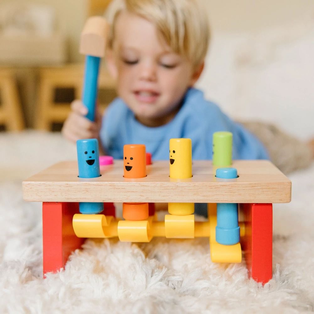 Детска дървена игра с чукче Zynora Peekaboo Bench – Класическа монтесори пейка с изскачащи колчета за фина моторика и координация (2+ години)