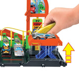 Детски комплект Hot Wheels City: Downtown Fuel Stop – Бензиностанция със зарядни станции, 10 паркоместа и количка (4+ години)