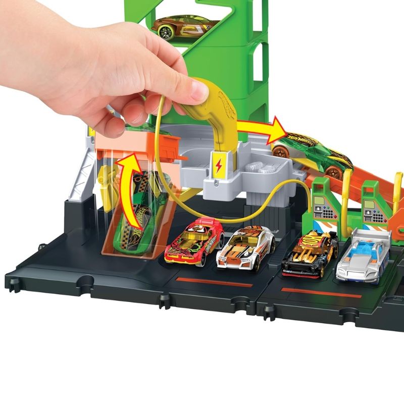 Детски комплект Hot Wheels City: Downtown Fuel Stop – Бензиностанция със зарядни станции, 10 паркоместа и количка (4+ години)