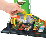 Детски комплект Hot Wheels City: Downtown Fuel Stop – Бензиностанция със зарядни станции, 10 паркоместа и количка (4+ години)