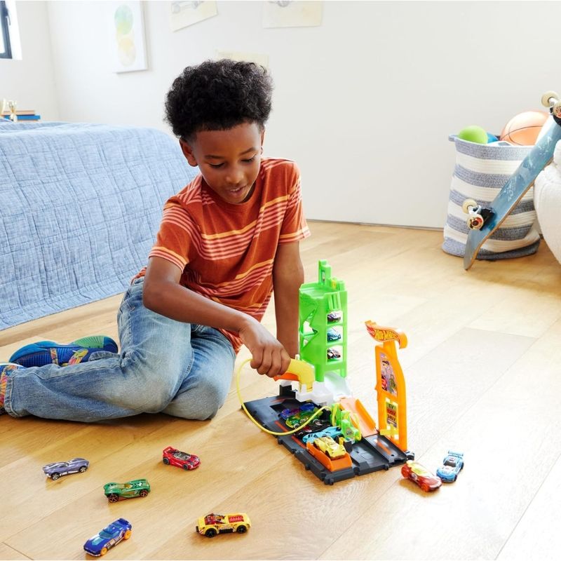 Детски комплект Hot Wheels City: Downtown Fuel Stop – Бензиностанция със зарядни станции, 10 паркоместа и количка (4+ години)