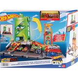 Детски комплект Hot Wheels City: Downtown Fuel Stop – Бензиностанция със зарядни станции, 10 паркоместа и количка (4+ години)
