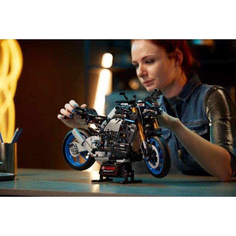 Колекционерски конструктор LEGO Technic Yamaha MT-10 SP 42159 – Мащабен хипер-голишар мотоциклет с функционална скоростна кутия и AR добавена реалност (1478 части)