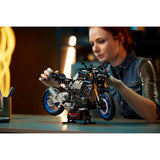 Колекционерски конструктор LEGO Technic Yamaha MT-10 SP 42159 – Мащабен хипер-голишар мотоциклет с функционална скоростна кутия и AR добавена реалност (1478 части)