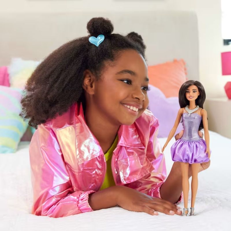 Детска модна кукла Mattel Barbie Fashionistas – Кукла с дълга кафява коса и бляскава лилава рокля (29 см)