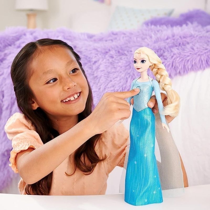 Детска пееща кукла Disney Frozen Елза (Elsa) от Mattel – Музикална кукла с песента „Let It Go“ и аксесоари (30 см)