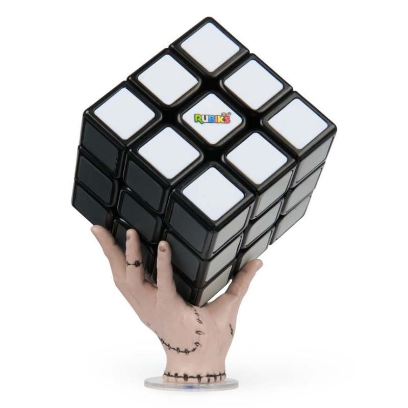 Колекционерски куб на Рубик Zynora Rubik’s Wednesday Кубче 3x3 – Логически пъзел в нюанси на сивото с декоративна стойка Ръката „Thing“ (8 години +)