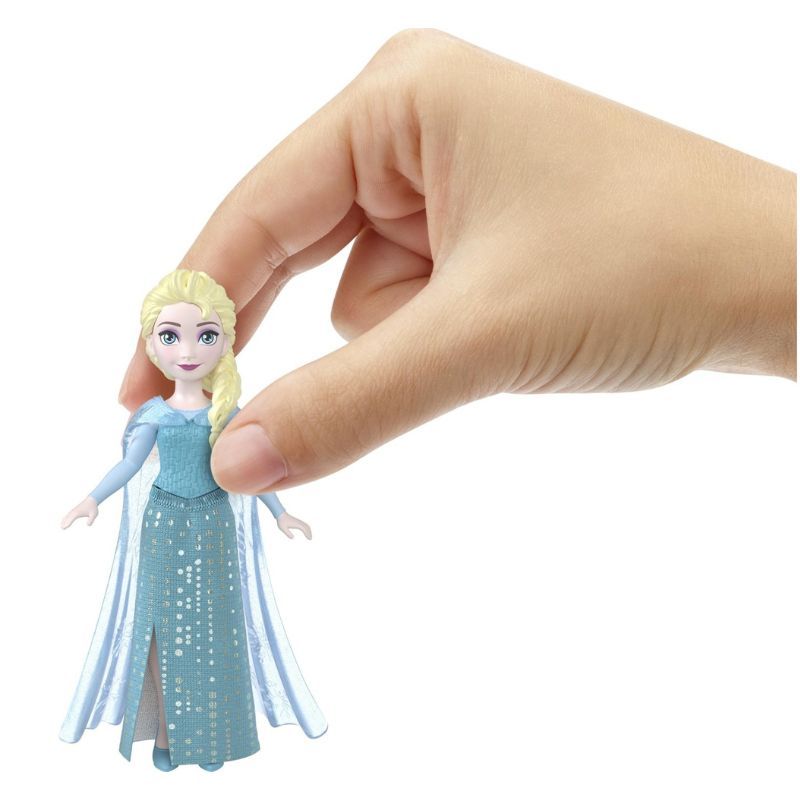 Детска мини модна кукла Disney Frozen Елза (Elsa) от Mattel – Джобна принцеса за приключения в движение (9 см)