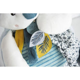 Луксозна бебешка сензорна коала в подаръчна кутия Yoca the Koala Doudou – Премиум играчка за гушкане с муселин и Гаранция при загуба (25 см)