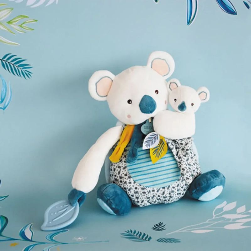 Луксозна бебешка сензорна коала в подаръчна кутия Yoca the Koala Doudou – Премиум играчка за гушкане с муселин и Гаранция при загуба (25 см)