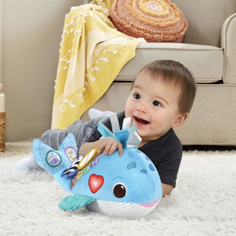 Бебешка мека интерактивна играчка VTech Snuggly Ocean Whale – Плюшен кит с пиано клавиши, 9 песни, 15 мелодии и фрази на английски език (3–24 месеца)